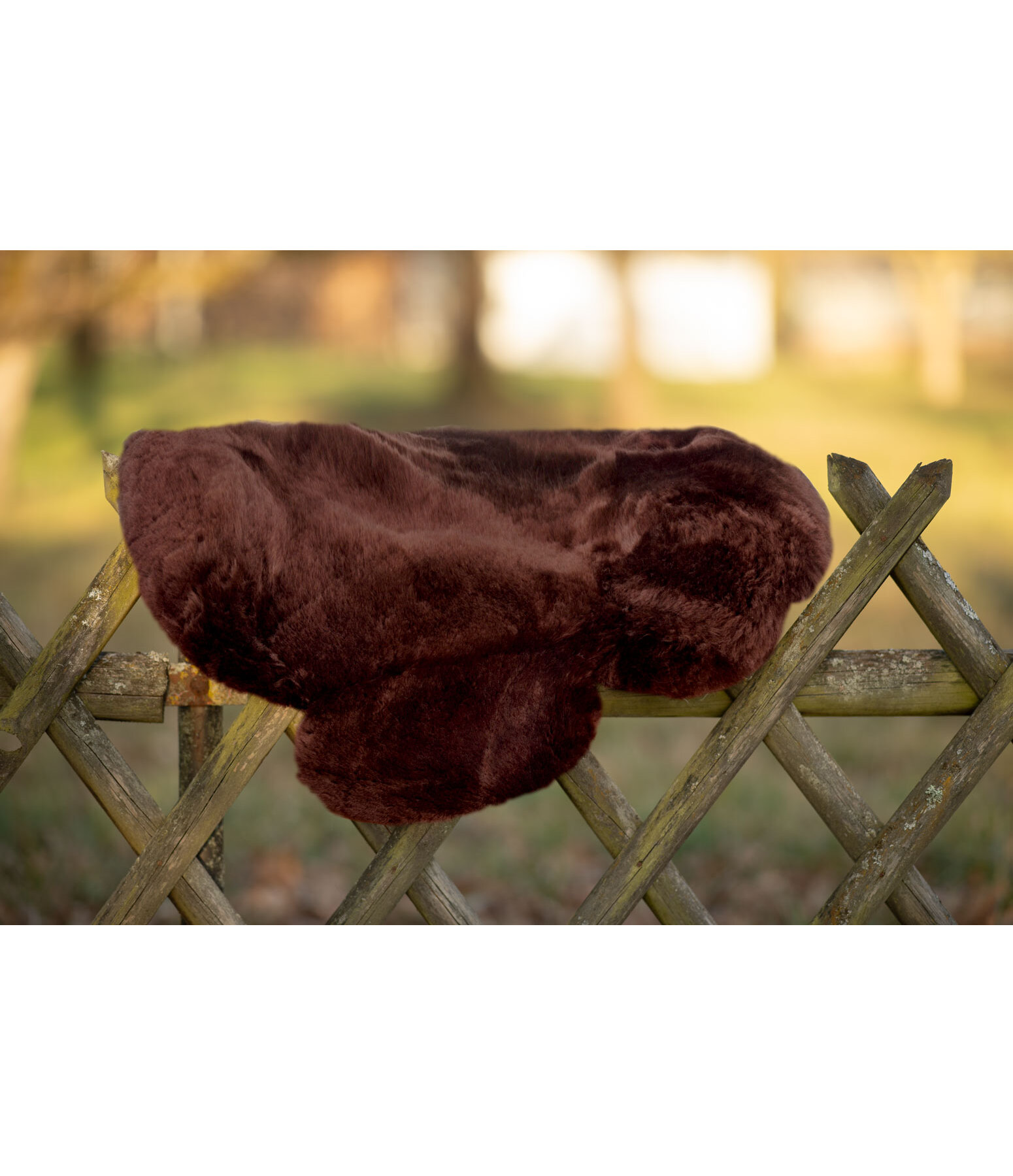 Couvre-si�ge en v�ritable fourrure d'agneau  avec pommeau
