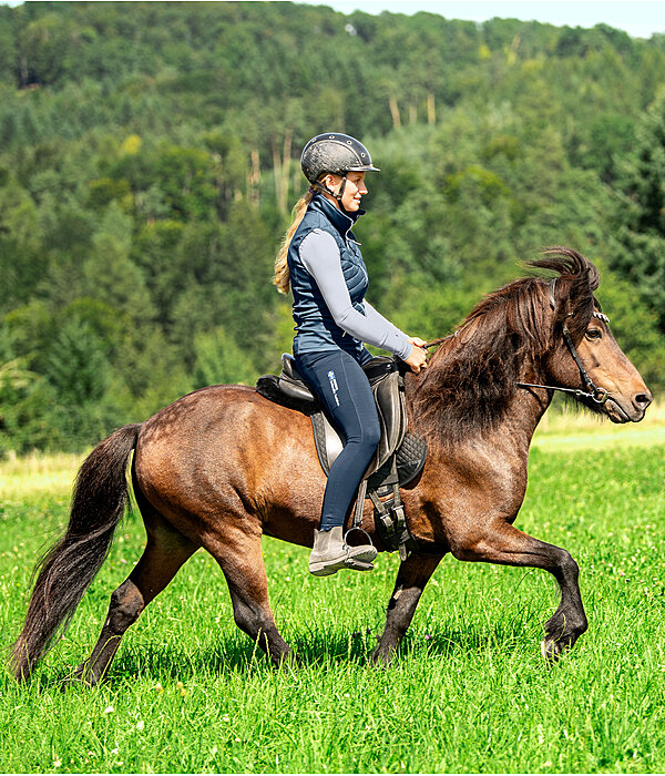Tenue islandaise  Myrkur en bleu nuit