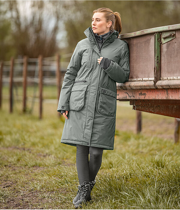Tenue femme avec manteau technique